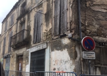 Salvador Ruiz, maire de Clermont-l'Hérault, devant l'un des cinq bâtiment en situation de péril, vendredi 3 mai 2019.