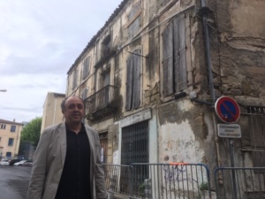 Salvador Ruiz, maire de Clermont-l'Hérault, devant l'un des cinq bâtiment en situation de péril, vendredi 3 mai 2019.