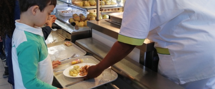 Agde. Pourquoi les élèves doivent désormais choisir entre entrée ou dessert à la cantine