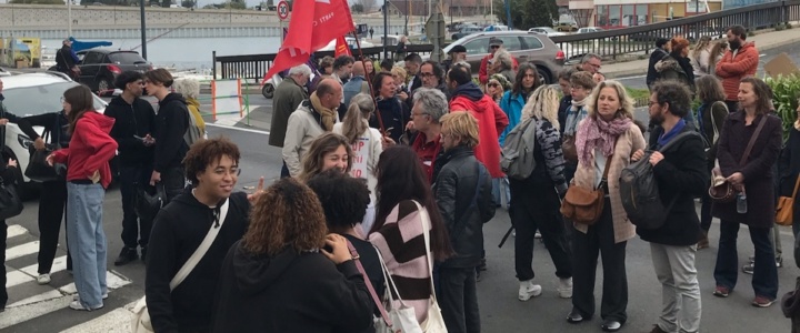 Manif contre la Réforme des retraites, à Sète. Un lycéen interpellé : plus de 300 personnes se rassemblent devant le commissariat