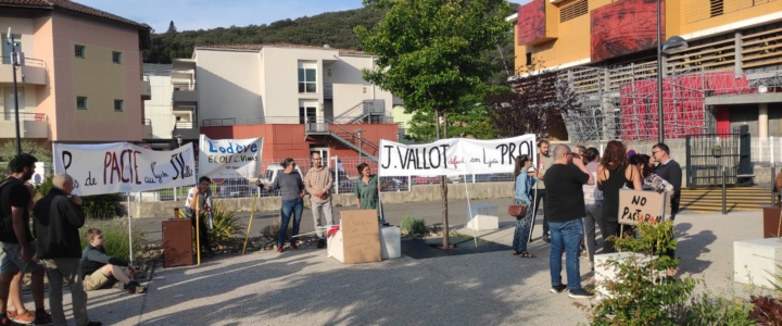 Lodève. Des enseignants débrayent devant le lycée Joseph Vallot