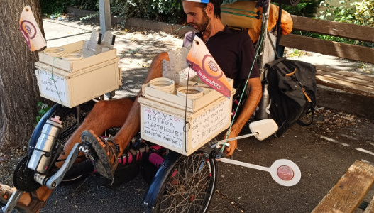 Vivre ici : Gaylord et sa Rosalotte, en tournée sur les routes de l’Hérault, une petite caravane sur un vélo couché.