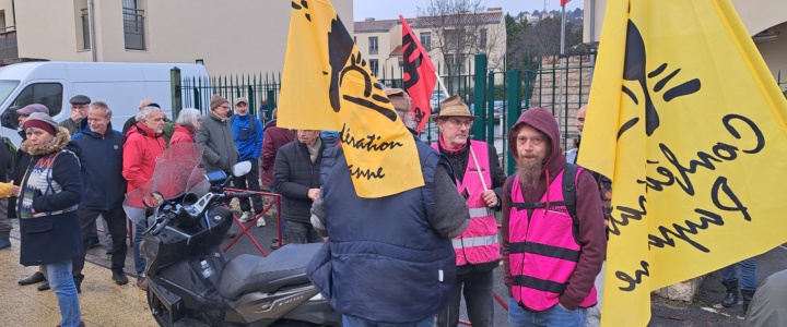 À Lodève, des militants de la Confédération paysanne pointent symboliquement à la gendarmerie