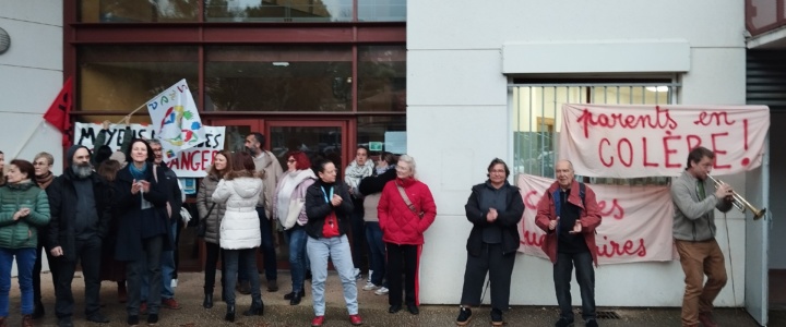 Débrayage au collège Paul-Dardé de Lodève pour dénoncer les coupes budgétaires et le gel du pass culture